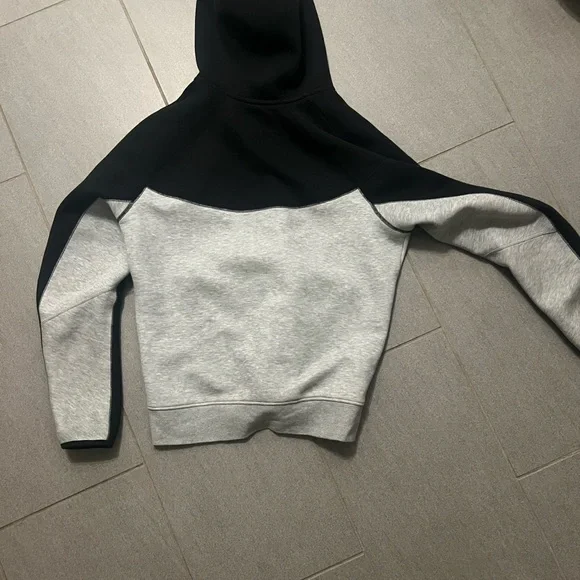 Nike Tech - Picture 2 of 3